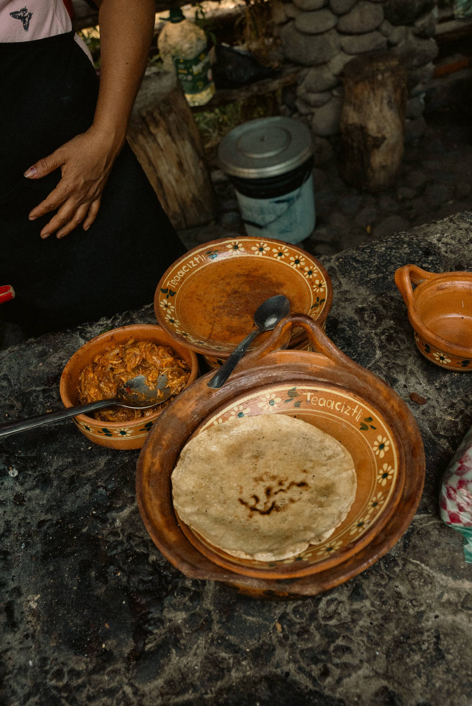 Chilaquiles verdes con huevo y café recién molido servidos en la mesa larga del rancho
