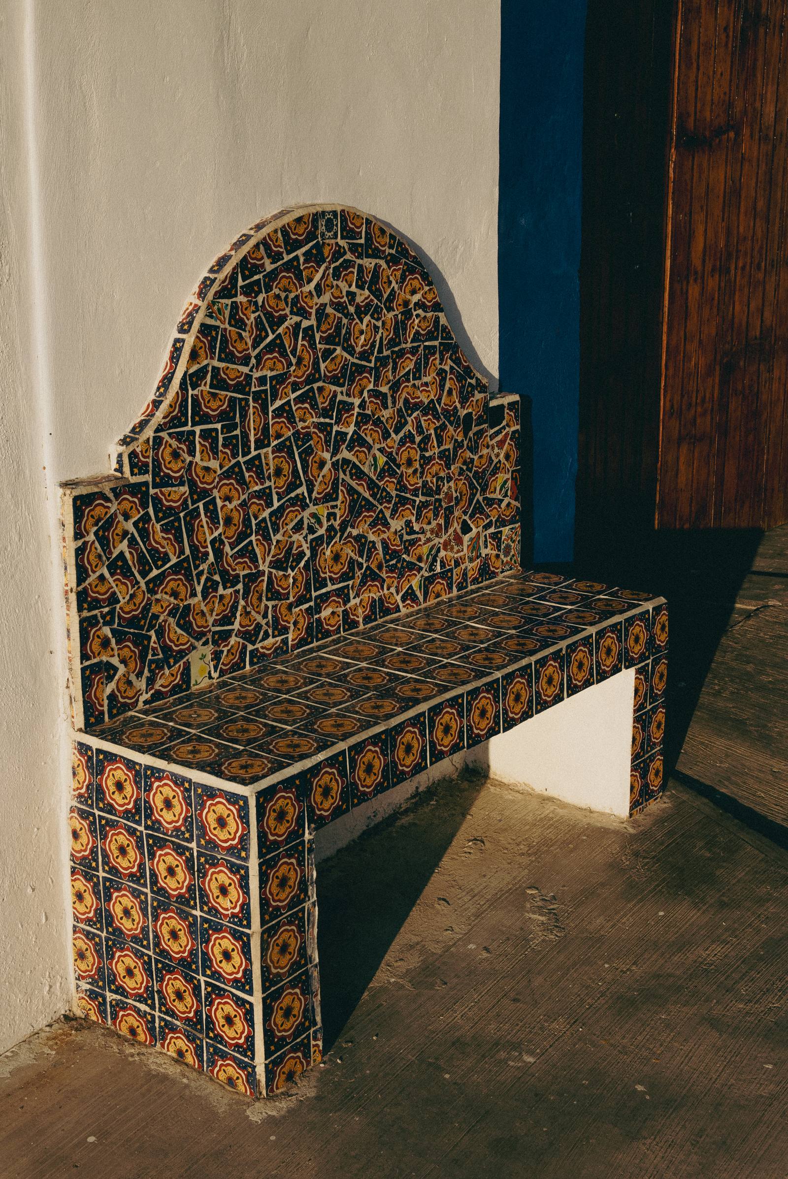 Banco de talavera bajo la sombra de los árboles donde se realizan los masajes al aire libre