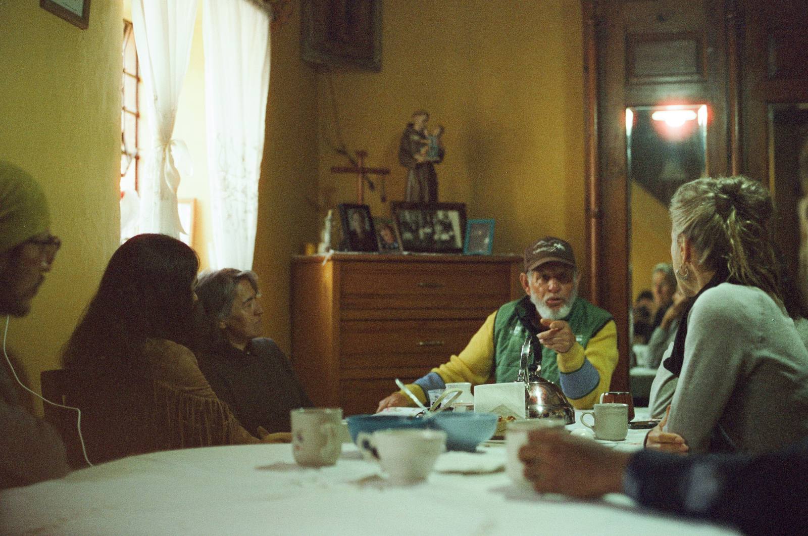 Don Edmundo en la mesa larga con invitados